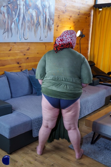 granny upskirt hd pic