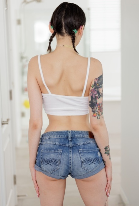 skinny brunette teen naked gallery