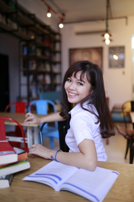 asian schoolgirl sexy naked photo