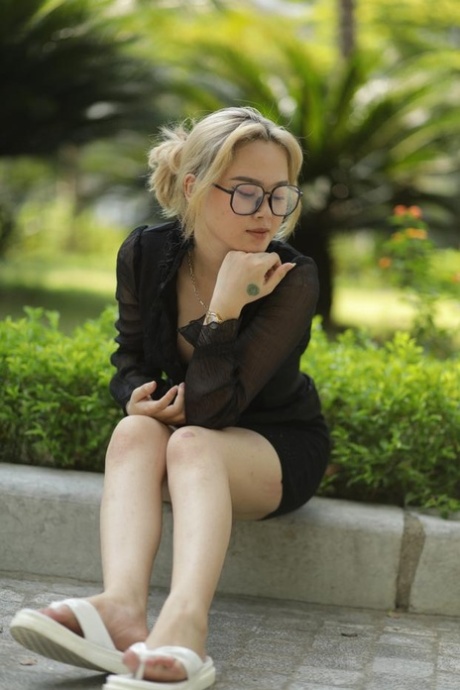 blonde glasses free sex photo