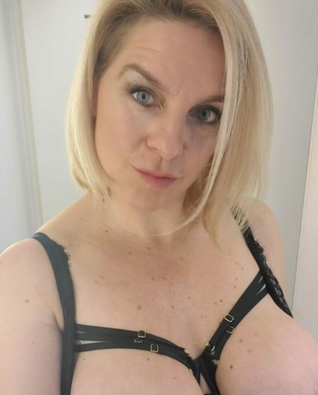 mature blonde nude pic