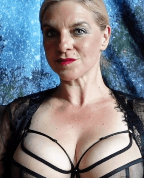 mature big boobs sexy picture