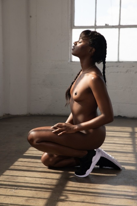 ebony natural tits hot sexy pic