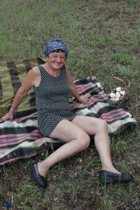 mature outdoor art naked pic