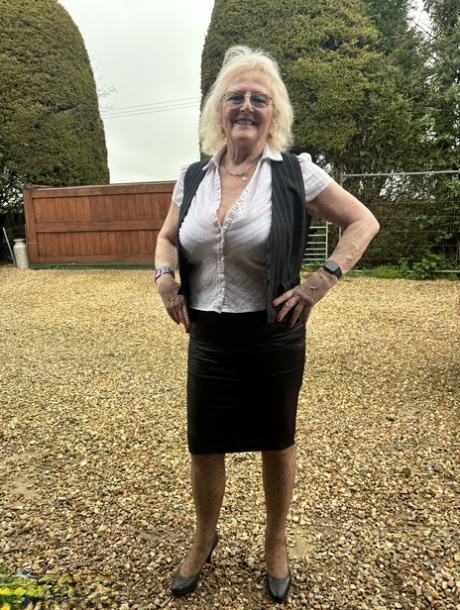 very old granny xxx photo