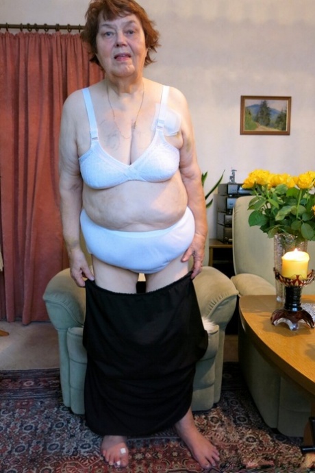 granny saggy tits free naked image