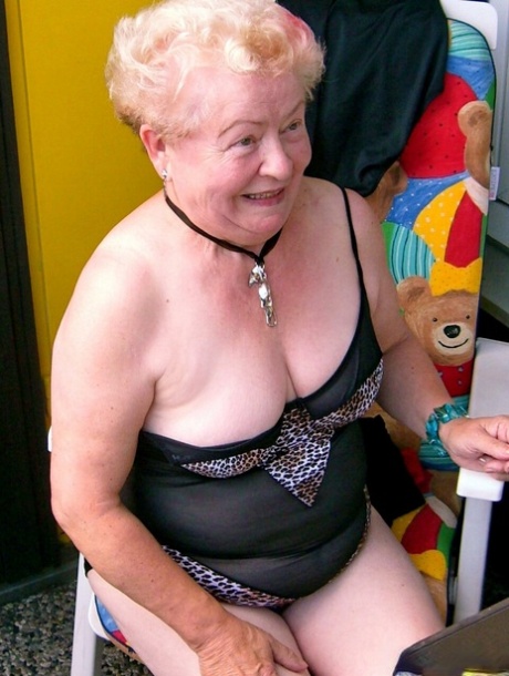 curvy granny free nude photo