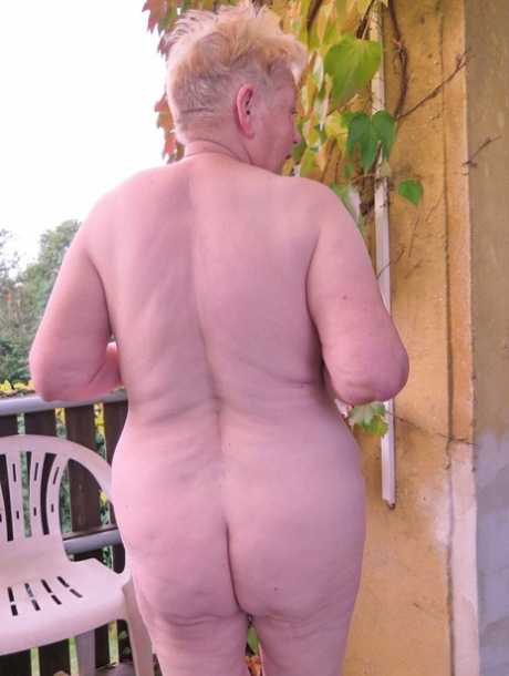 chubby booty free naked photo