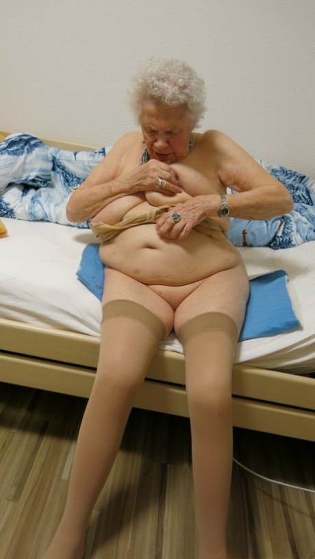 very old granny free sex photos