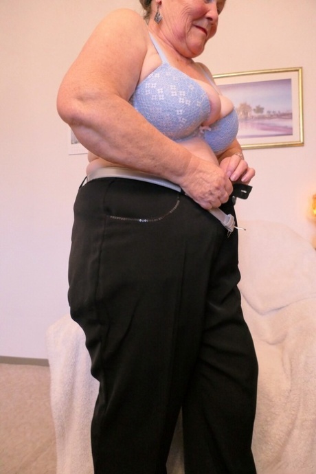 brunette granny free sexy pics