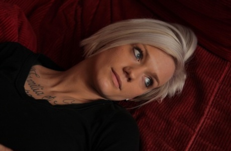 short hair blonde sex pic