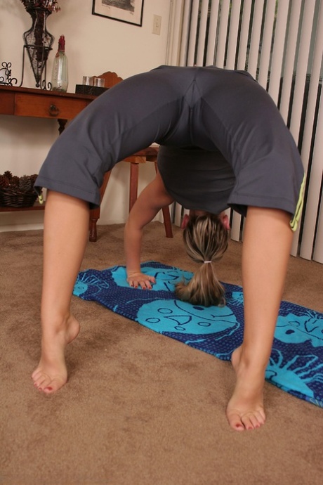 blonde yoga pants sexy nudes pictures