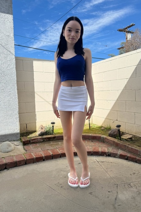 petite brunette naked photo
