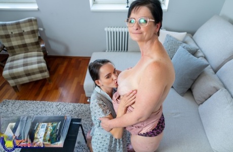 granny teen lesbian hot sex pictures
