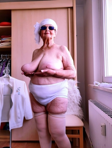very old granny sexy nude pic