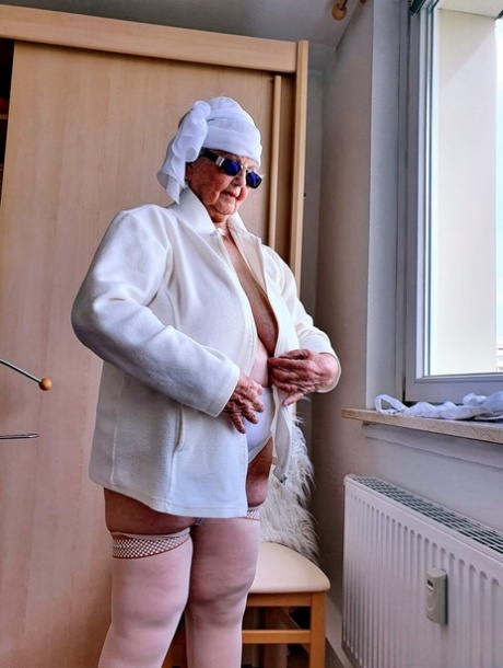 thick granny pornos image