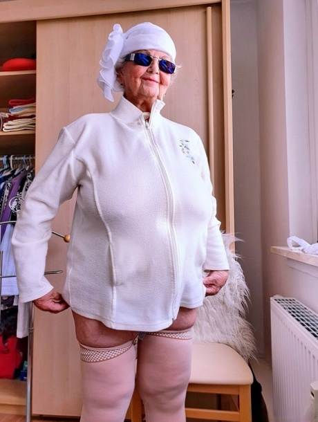 very old granny sexy nudes photo
