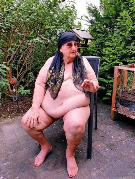 very old granny pornographic photos