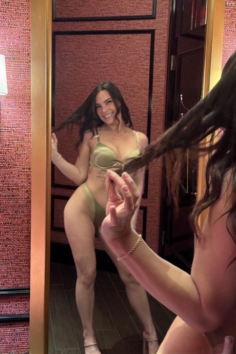 short hot naked images
