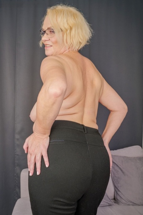 blonde granny xxx archive